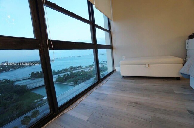 Foto del edificio - 600 NE 36th St