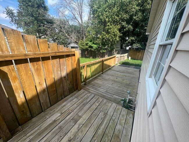 Building Photo - 2 Bedroom 1.5 Bath Duplex