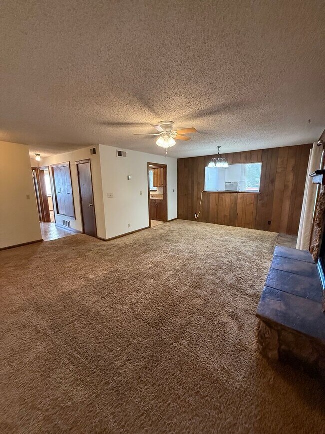 Foto del edificio - 804 Laurelwood Dr