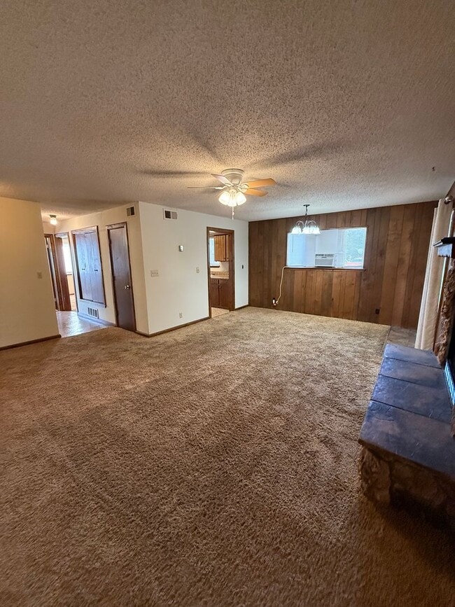 Building Photo - 804 Laurelwood Dr