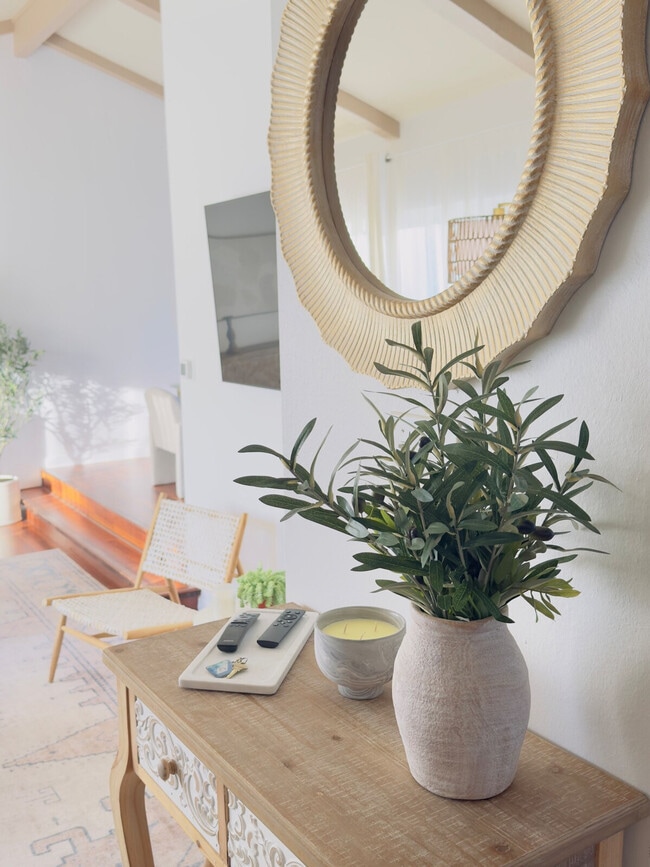 Building Photo - 2565 Pinewood St