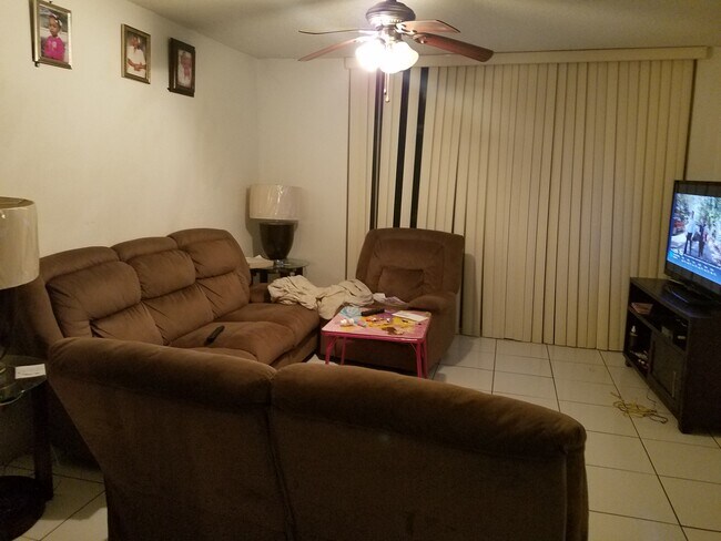 living rooom - 3121 NW 47th Terrace