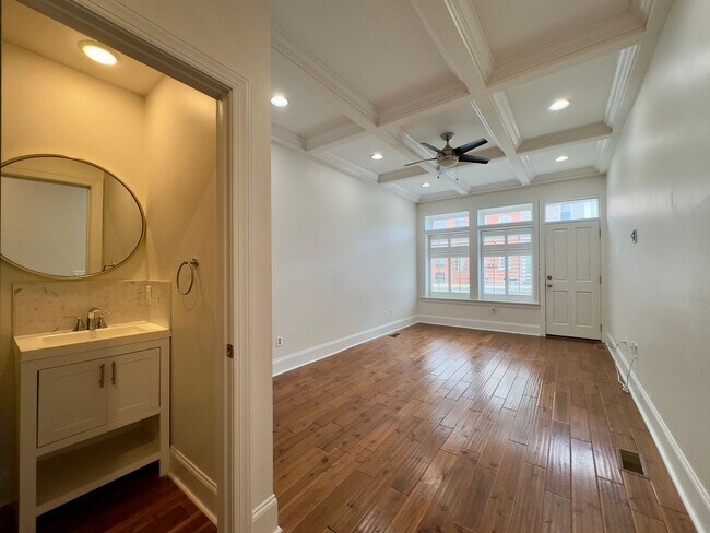 Foto del edificio - Elegant 3 Bedroom/3.5 Bathroom Townhome in...