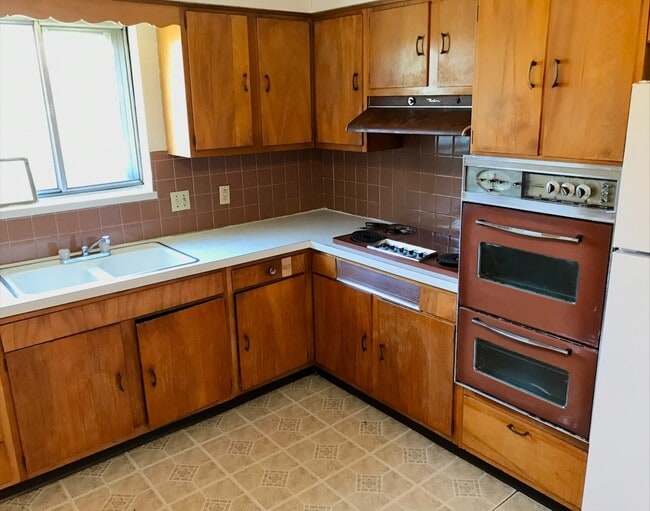Building Photo - 565 Treeside Dr