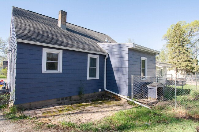 Foto del edificio - Fenced Yard, 2-Car Garage + Internet Included