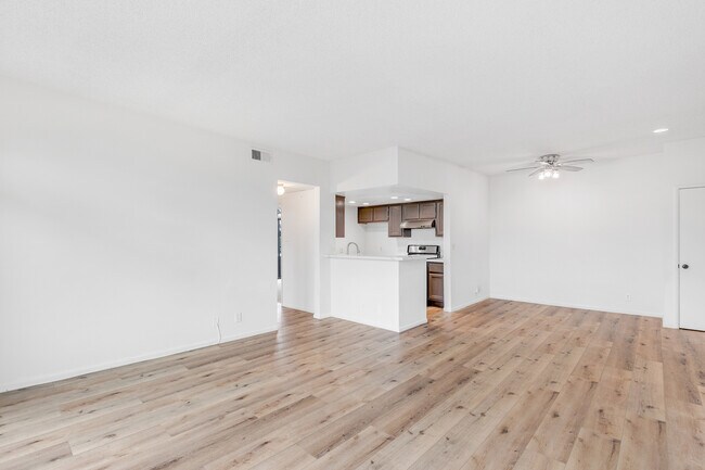 Foto del edificio - 14400 Dickens St