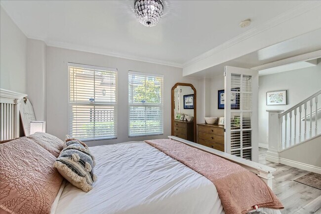 Building Photo - Don't Miss Out!! Remodeled 3 Bed | 3.5 Bath Townhome in Eastlake