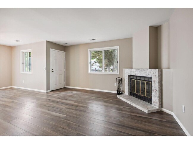 Foto del edificio - 9351 Polaris Ln N