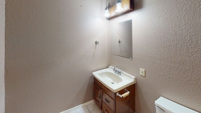 Building Photo - 4 Bedrooms, 2.5 Baths House