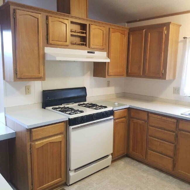 Building Photo - Welcoming and Spacious 3 Bedroom 2 Bathroo...