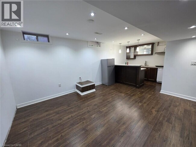 Building Photo - 79 Mander Pl