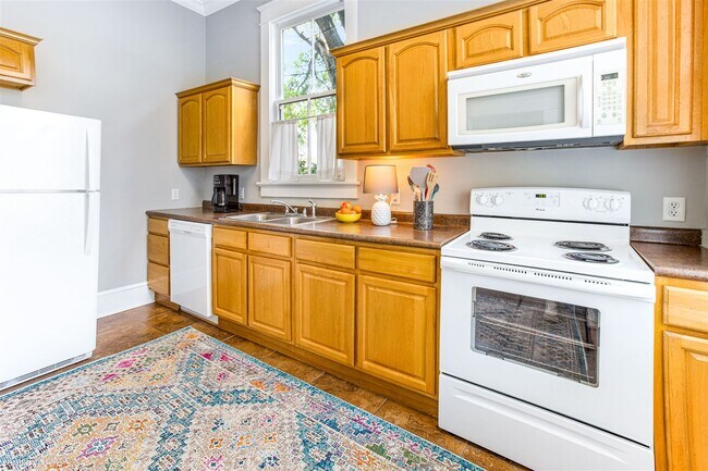 Building Photo - 2 br, 1.5 bath House - 110 W 34th St