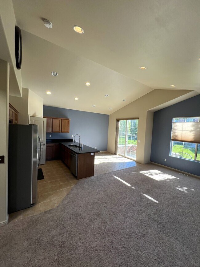Foto del edificio - Spacious 6-Bedroom Home with 2 Kitchens in...