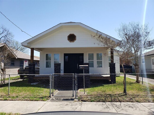 Building Photo - 221 Estelle St