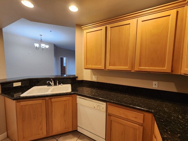 Building Photo - Great Park Ave Condo Unit!