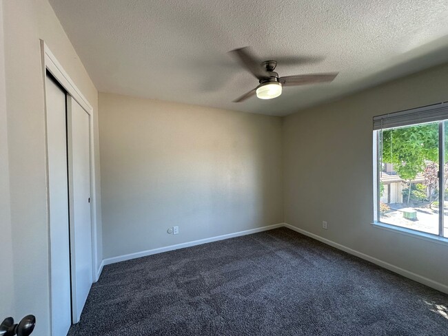Building Photo - 3701 Colonial Dr