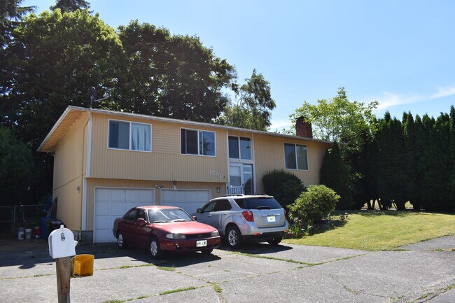 Building Photo - 1752 SW Mawrcrest Ave