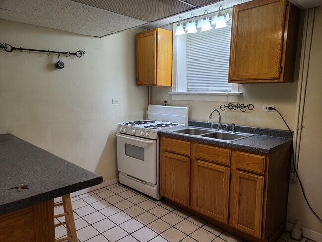 Building Photo - 4025 N Clarendon Ave