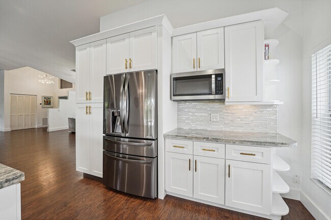 Foto del edificio - 3780 Cypress Lake Dr