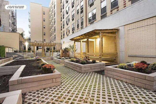 Building Photo - 342 E 8th St