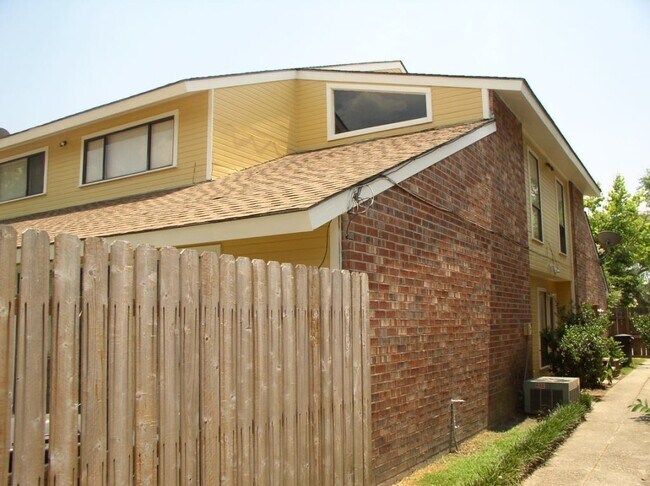Foto del edificio - Beautiful 3 Bedroom Town home