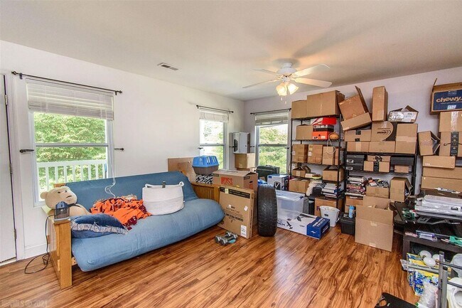 Foto del edificio - Charming 3-Bedroom Townhome with Private E...