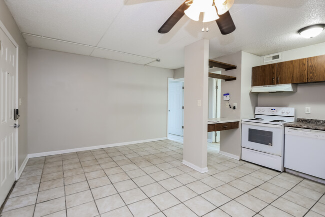 Building Photo - 915 S Seminole Dr