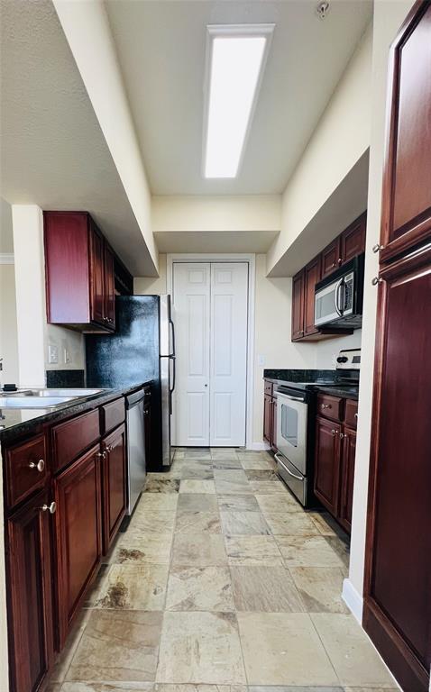 Building Photo - 7575 Kirby Dr