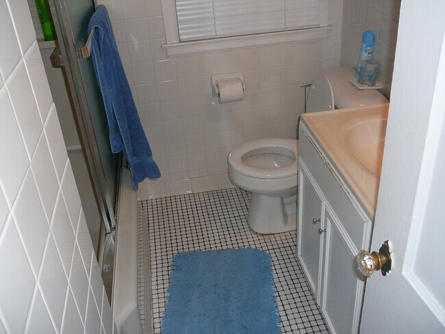 Main Floor Bath - 510 Pelham Blvd