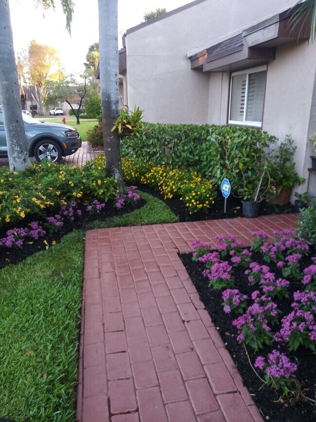 Foto del edificio - 6778 Versailles Ct