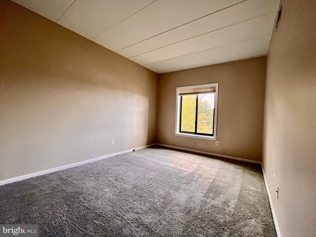 Building Photo - 263 E Village Rd