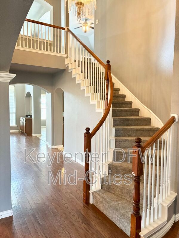 Building Photo - 409 Royal Crest Dr