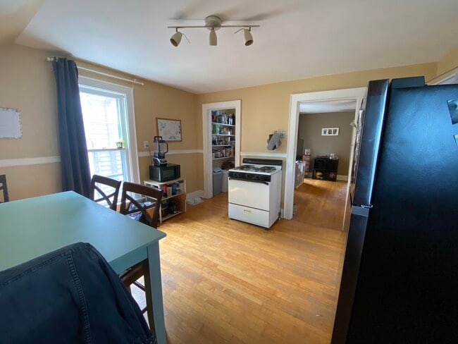 Foto del edificio - 2730A N Oakland Ave