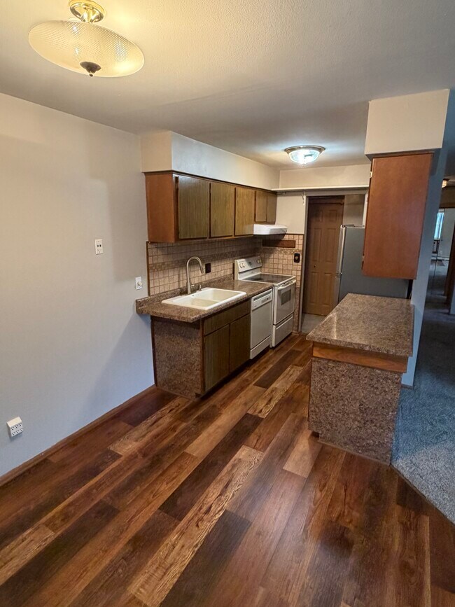 Foto del edificio - 5901 W Brown Deer Rd