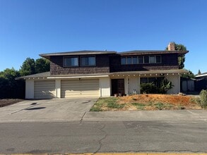 Building Photo - 2 Parkshore Cir