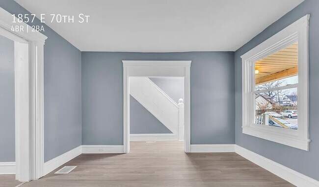 Foto del edificio - 1857 E 70th St