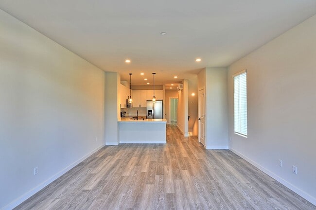 Foto del edificio - Brand New Luxury Townhomes - Avail Nov 1st!