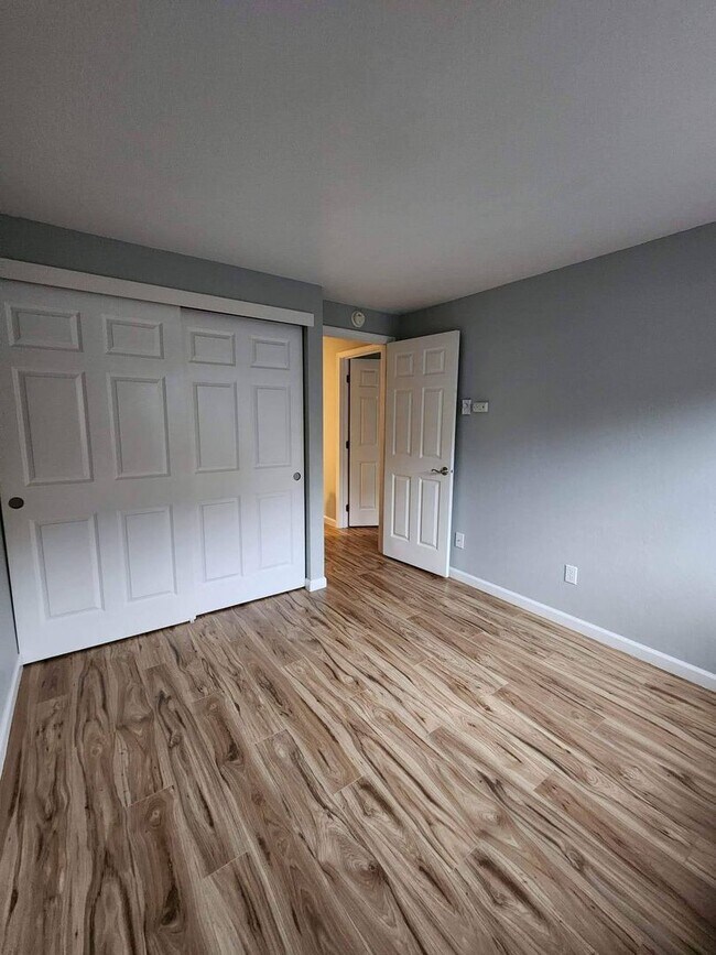 Foto del edificio - 2-bedroom condo close to freeway and ferri...