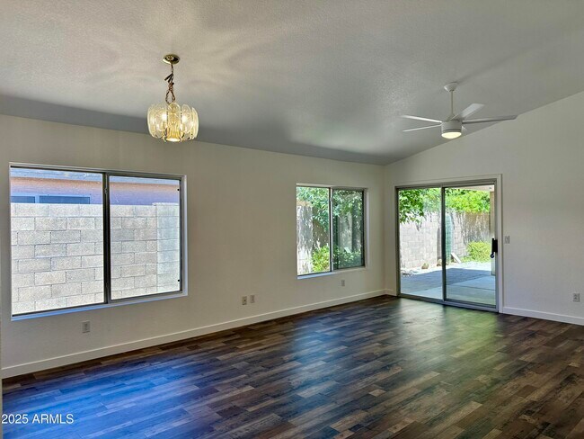 Building Photo - 2326 E Aire Libre Ave