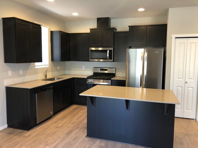 Cocina con encimeras de cuarzo y electrodomésticos de acero inoxidable - 20556 SE Evian Ave