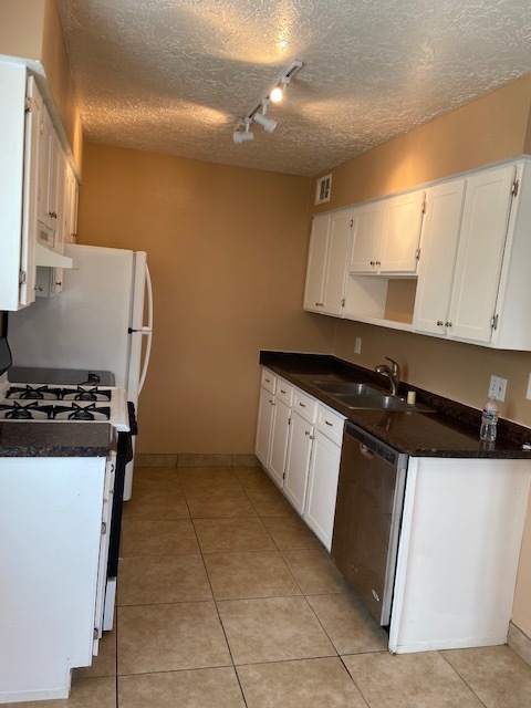 Kitchen - 1314 San Pedro Dr SE
