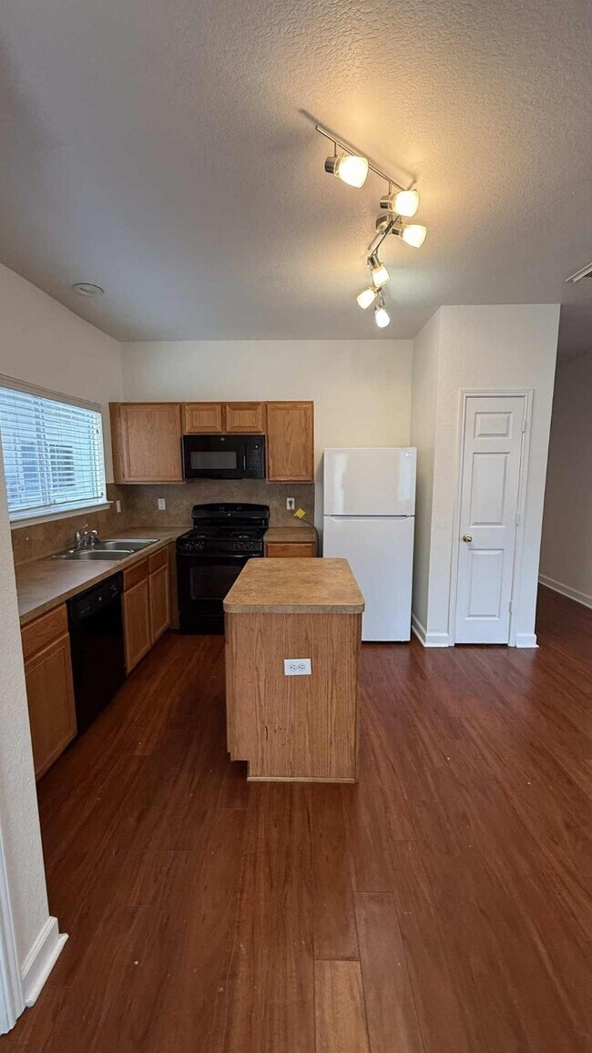 Foto del edificio - 1677 Nichole Woods Dr