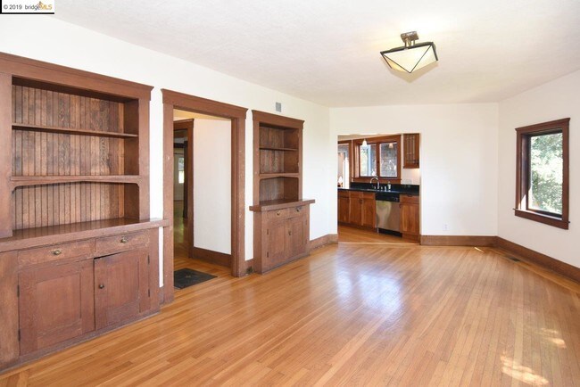 Building Photo - 208 Panoramic Way