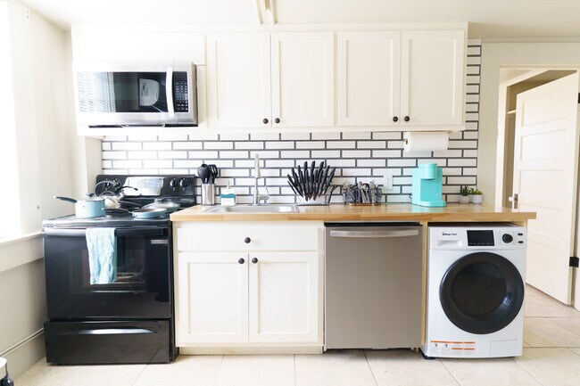 Fully Stocked Kitchen - 1411 College St