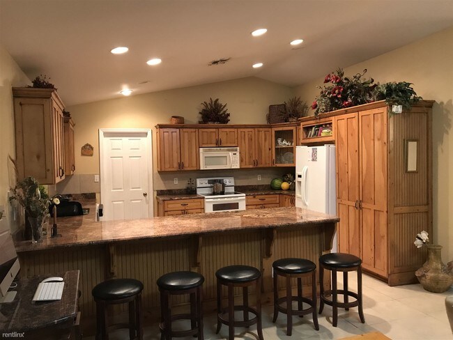 Building Photo - 4 br, 3 bath House - 3300 Pioneer 11th Street