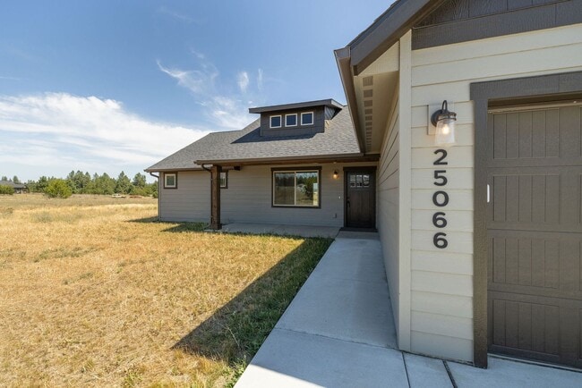 Building Photo - Beautiful home on 5 Acres