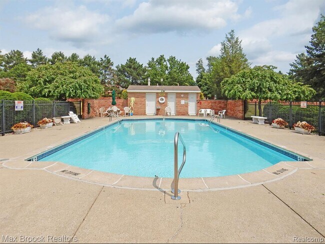 Foto del edificio - 801 W Long Lake Rd