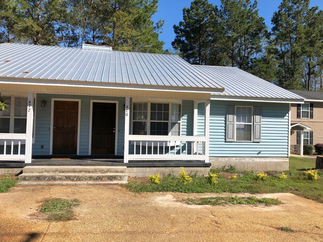 Primary Photo - GREAT LOCATION - Recently Remodeled