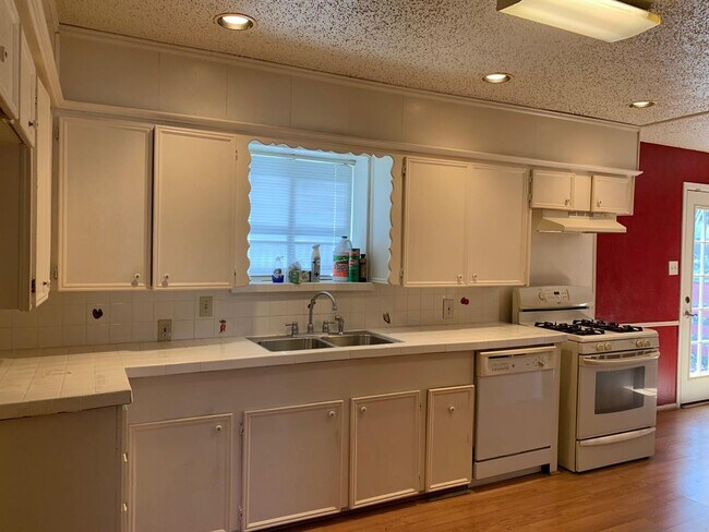 Building Photo - 822 Bandera Ln