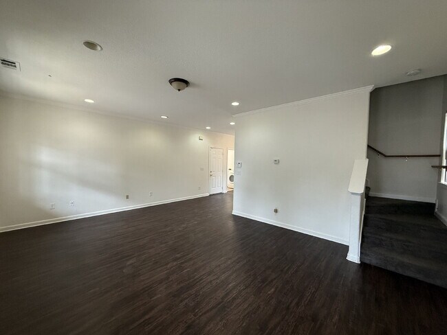 Foto del edificio - Spacious 4 Bedroom 2 Bath Home Nestled in ...